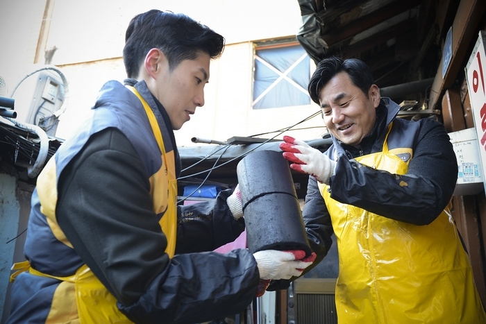 KB증권이 지난 12일 진행한 연탄 봉사 현장 사진.