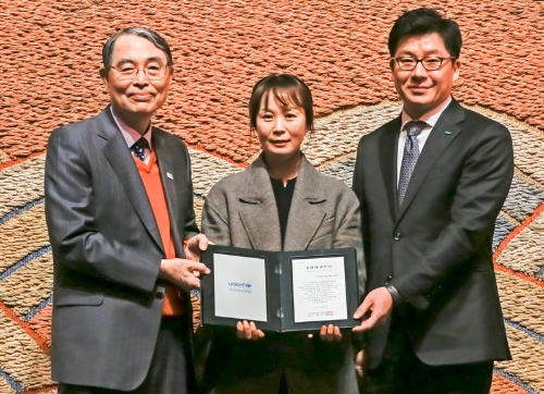 지난 28일 서울 유니버설 아트센터에서 진행된 유니세프 ‘올해의 파트너’ 선정식에서 김선주 CU수유희망점주(가운데), 민승배 BGF 커뮤니케이션실장(맨 우측)이 송상현 유니세프한국위원회장으로부터 전달패를 받고 기념촬영을 하고 있다. BGF리테일 제공