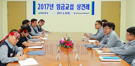 2016년 임단협을 마무리하지 못한 현대중공업 노사 교섭위원들이 지난 6월 2017년도 임금협상 상견례를 진행하고 있다. 사진=현대중공업.