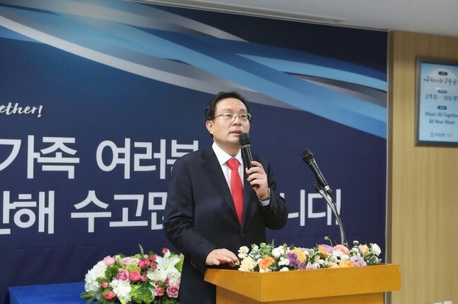 손태승 우리은행장이 지난 29일 서울 중구에 위치한 일선 영업본부에서 '영업현장 직원들과 함께하는 종무식' 행사를 가졌다.(2017.12.29) / 사진제공= 우리은행