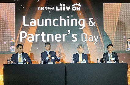 △ 허인 KB국민은행장(왼쪽에서 두번째)이 지난해 10월 ‘KB부동산 리브 온(Liiv ON)’ 브랜드 론칭 행사에 참여하고 있다.