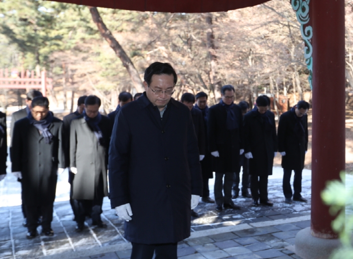 손태승 우리은행장을 비롯한 전 임원이 우리은행의 전신인 대한천일은행의 기틀을 마련한 고종황제의 묘소가 있는 경기도 남양주시 홍류릉을 찾아 참배하고 있는 모습. / 사진제공= 우리은행