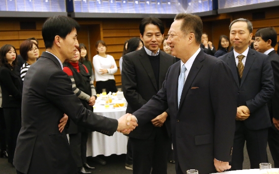 2일 박용만 대한상공회의소 회장(오른쪽)이 ‘2018년 대한상공회의소 시무식’에서 임직원들과 악수를 하고 있다. 사진=대한상공회의소.