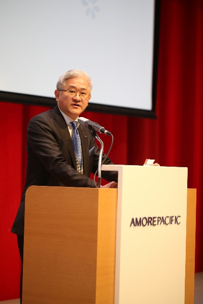 2일 서울 용산구 아모레퍼시픽그룹 신사옥에서 열린 시무식에서 서경배 아모레퍼시픽 회장이 신년사를 발표하고 있다. 아모레퍼시픽그룹 제공