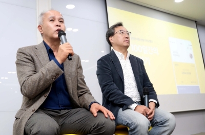 이용우·윤호영 카카오뱅크 공동대표(사진 왼쪽부터)가 3일 서울 용산 카카오뱅크 서울오피스에서 열린 출범 100일 기자간담회에서 질문에 답하고 있다. (2017.12.29) / 사진제공= 카카오뱅크