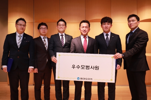 지난 2일 서울 용두동 동아오츠카 본사에서 열린 시무식에서 양동영 대표가 우수모범사원으로 뽑힌 임직원들을 격려하고 있다. 동아오츠카 제공