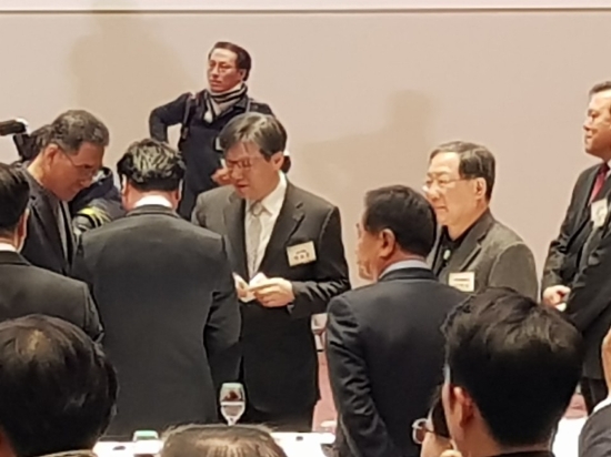 3일 권오준 포스코 그룹 회장(앞열 왼쪽)이 서울 삼성동 코엑스에서 열린 ‘2018년 경제계 신년인사회’에서 경제계 인사들과 덕담을 나누고 있다. 사진=유명환 기자.