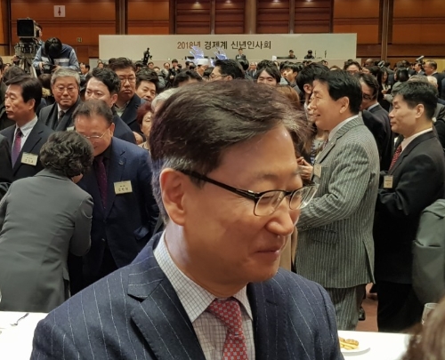 △윤부근 삼성전자 부회장이 3일 서울 삼성동 코엑스에서 열린 ‘2018년 경제계 신년인사회’에서 기자들과 인사말을 나누고 있다. 사진=유명환 기자.
