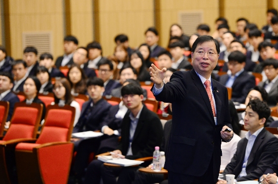 3일 박진수 LG화학 부회장이 경기도 이천시 소재 LG인화원 연암홀에서 LG화학 신입사원들을 대상으로 강연을 하고 있는 모습. 사진=LG화학.