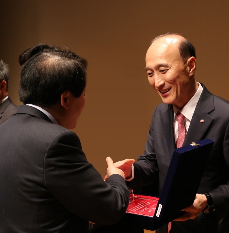 △김대웅 웰컴저축은행 대표가 구로구로부터 '구로를 빛낸 기업' 표창을 받고 있다./사진=웰컴저축은행