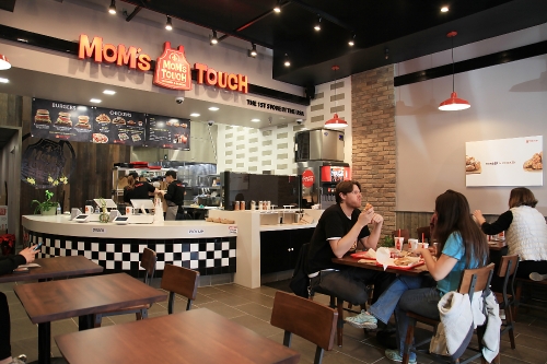 맘스터치 미국 1호점 내부 전경. 해마로푸드서비스 제공