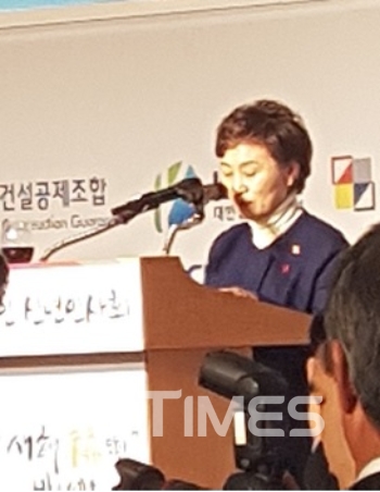 김현미 국토교통부 장관이 4일 서울 소공동 롯데호텔에서 열린 '2018 건설인 신년인사회'에서 발언하고 있다.