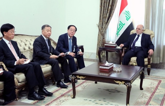 최광호 한화건설 사장(사진 왼쪽 3번째)이 지난해 연말 하이데르 알 아바디 이라크 총리(사진 오른쪽)를 예방했다. 사진=한화건설.