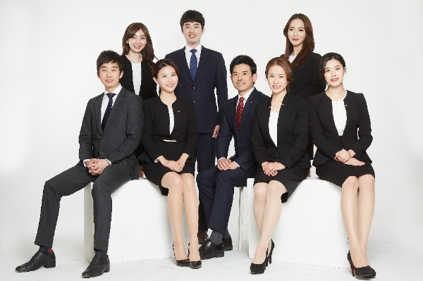 △2018년 한화손해보험의 사내모델로 선정된 8명의 사원들이 포즈를 취하고 있다. / 사진=한화손해보험
