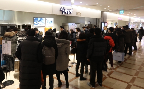 롯데백화점 잠실점 식품관에 위치한 식빵전문점 '식빵공방' 제품을 구매하기 위해 소비자들이 줄지어 있는 모습. 롯데백화점 제공