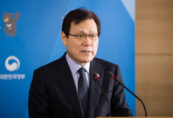 최종구 금융위원장이 8일 서울 종로구 정부서울청사에서 열린 가상통화 관련 기자간담회에서 질의응답하고 있다. / 사진= 금융위원회