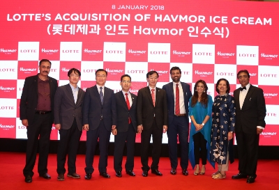 지난 8일(현지시간) 인도 현지에서 열린 하브모어 인수식에서 김용수 롯데제과 대표이사(좌측에서 다섯 번째)와 Ankit Chona 전 하브모어 사장(좌측에서 여섯 번째) 등 관계자들이 기념촬영을 하고 있다. 롯데제과 제공