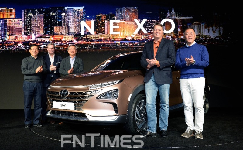 8일(현지시간) 현대자동차가 미국 라스베이거스(Las Vegas)에서 열린 ‘CES 2018 (Consumer Electronics Show)’에 참가해 미래형 SUV ‘NEXO(넥쏘)’의 차명과 제원을 세계 최초로 공개하고, 미국 자율주행 전문기업 오로라(Aurora)와 자율주행 기술을 공동개발하는 ‘현대차그룹-오로라 프로젝트’를 발표했다.(왼쪽부터) 오로라 크리스 엄슨(Chris Urmson) CEO(왼쪽부터), 현대차 정의선 부회장이 넥소(NEXO)를 배경으로 기념촬영을 하고 있는 모습. 사진=현대자동차그룹.