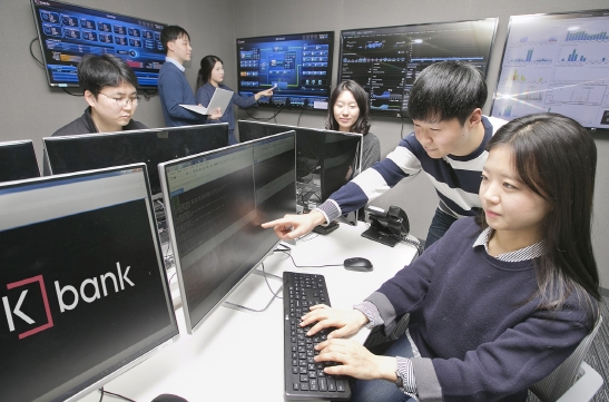 케이뱅크 직원들이 관제룸에서 실시간 뱅킹서비스를 점검하고 있다. / 사진= 케이뱅크