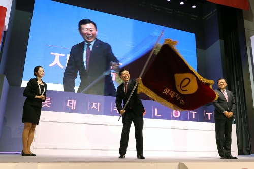 롯데지주 출범식에서 신동빈 롯데그룹 회장(가운데)이 세레모니를 하고 있다. 사진 오른쪽은 황각규 롯데지주 공동대표 부회장. 롯데그룹 제공