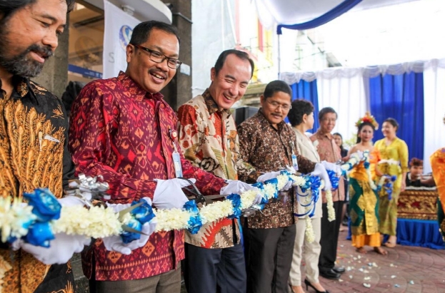 지난 10일 신한인도네시아은행은 세계적인 휴양지 인도네시아 발리섬 바둥(Badung)시에 지점을 개설하고 개점행사를 진행했다. 개점행사에 참석한 변상모 신한인도네시아은행 법인장(왼쪽 세 번째)과 Causa Rochman(까우사 로흐만) 인도네시아 발리 금융감독원 부원장(왼쪽 두번째) 및 관계자들이 테이프커팅을 하고 있다. / 사진= 신한은행