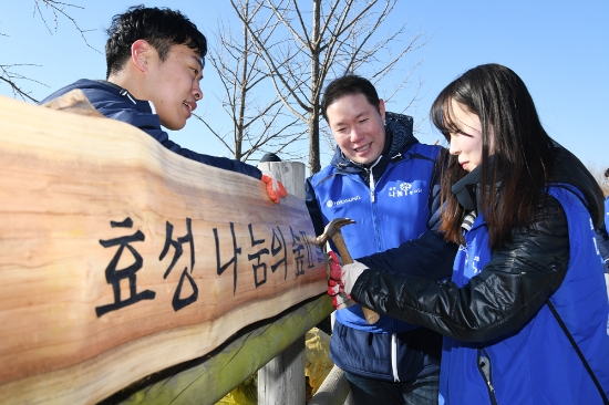 11일 조현상 효성나눔봉사단장(사장, 오른쪽에서 두 번째)과 52기 신입사원들이 상암동 월드컵공원 내 노을공원에서 ‘사랑의 숲 가꾸기’ 봉사활동을 하고 있다. 사진=효성.