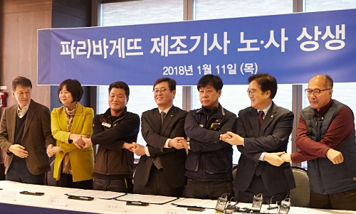 (좌측부터) 이재광 파리바게뜨 가맹점주협의회 대표, 이정미 정의당 대표, 신환섭 민주노총 전국화학섬유식품노조 위원장, 권인태 파리크라상 대표이사, 문현군 한국노총 중부지역공공산업노조 위원장, 우원식 더불어민주당 원내대표, 이남신 시민사회대책위원회 위원장이 11일 오후 여의도 CCMM빌딩에서 열린 파리바게뜨 제조기사 노‧사 상생협약식에서 합의문을 체결한 뒤 기념촬영을 하고 있다. SPC 제공