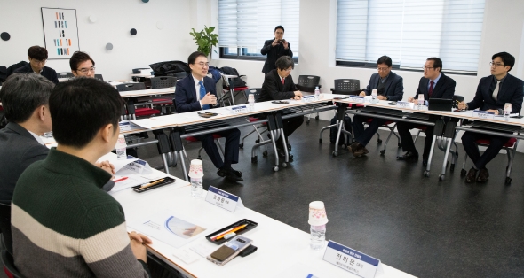 손병두 금융위 사무처장은 12일 서울 마포구 서울창업허브에 위치한 핀테크지원센터를 방문해 핀테크 기업, 유관기관 관계자들과 현장 간담회를 열고 핀테크 활성화에 대한 의견을 청취했다. / 사진제공= 금융위원회