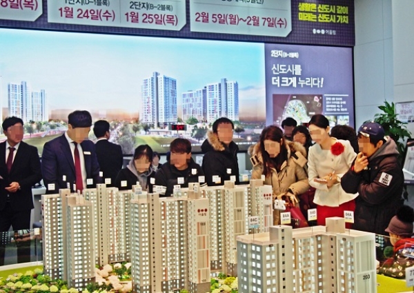 12일 문을 연 금호산업 '한강 금호어울림' 견본주택을 관람객들이 둘러보고 있다. 사진=금호산업.