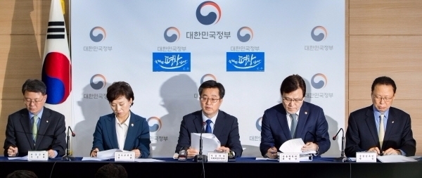 김동연 부총리 겸 기재부 장관이 지난해 10월 24일 가계부채 종합대책을 발표했다.(왼쪽부터) 윤면식 한은 부총재, 김현미 국토부 장관, 김동연 부총리 겸 기재부 장관, 최종구 금융위원장, 최흥식 금감원장. 사진= 금융위