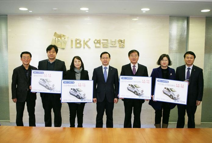 △좌측부터 IBK연금보험 홍순계 상근감사위원, 행복한세상 박세환 센터장, 인천쪽방상담소 박종숙 소장, IBK연금보험 장주성 대표이사, 금천한내어르신복지센터 조영표 관장, 어진샘노인복지센터 최윤정 센터장, IBK연금보험 윤주호 상무 / 사진=IBK연금보험