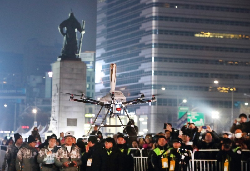 △ 서울 종로구 광화문광장에서 5G 네트워크를 연결한 5G 드론이 성화봉송 퍼포먼스를 진행하고 있다 / 사진=KT