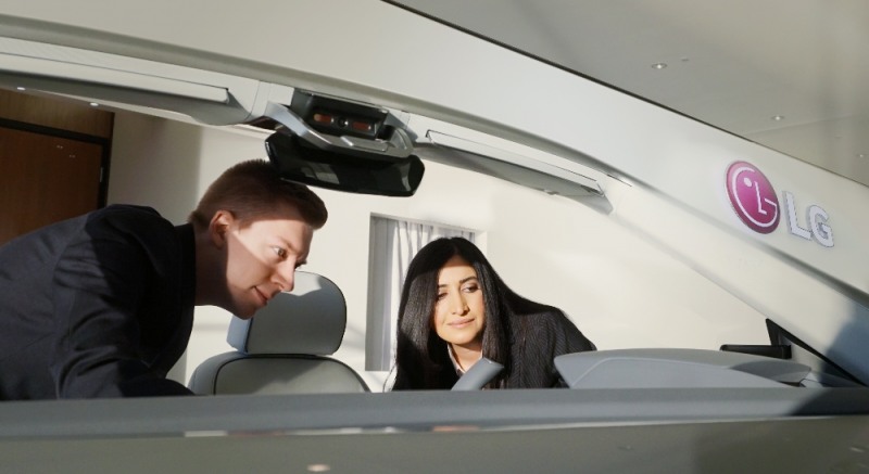 △ LG전자 직원이 부스에 전시된 디지털 콕핏(Digital Cockpit)을 소개하고 있다 / 사진=LG전자