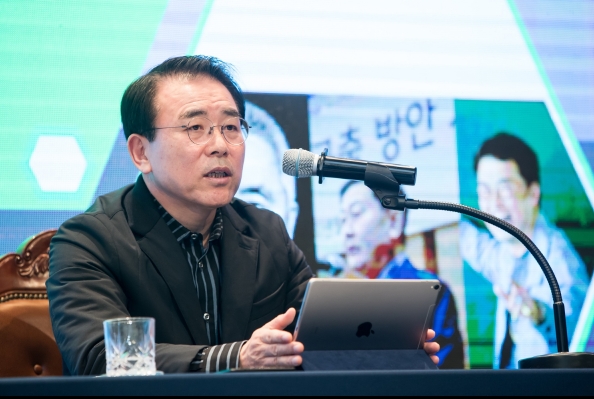 신한금융그룹은 12~13일 양일간 경기도 기흥 신한은행 연수원에서 조용병 회장을 비롯한 전 그룹사 CEO와 경영진 및 본부장 330여명이 참석한 가운데 '2018년 신한경영포럼'을 개최했다. 이날 조용병 회장이 강연을 하고 있는 모습 / 사진= 신한금융지주