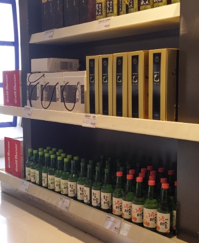 홍콩 첵랍콕 국제공항 면세점에 입점한 하이트진로 제품 매대. 하이트진로 제공