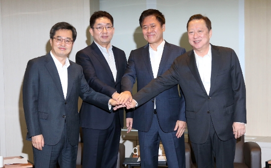 15일 대한상공회의소와 기획재정부가 세종대로 상의회관에서 ‘혁신성장 옴부즈만 출범식’을 개최했다. (왼쪽부터 김동연 기획재정부 장관, 조광수 연세대학교 정보대학원 교수, 박정호 SK텔레콤 사장, 박용만 대한상의 회장). 사진=대한상공회의소.