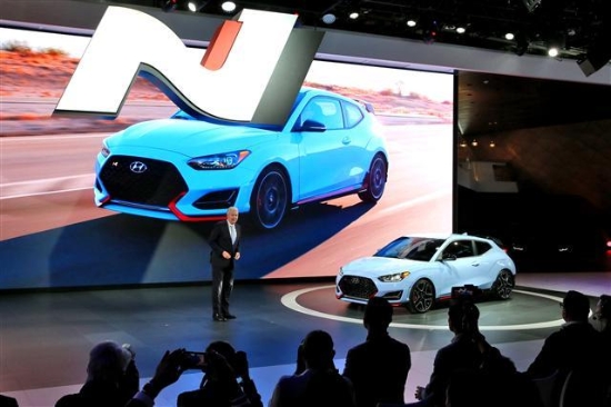 15일(현지시간) 현대자동차가 미국 디트로이트 코보 컨벤션 센터에서 열린 ‘2018 북미 국제 오토쇼(이하 디트로이트 모터쇼)’ 언론 공개행사에서 신형 벨로스터의 고성능 라인업 모델 ‘벨로스터 N’을 세계 최초로 공개했다. 사진=현대자동차.