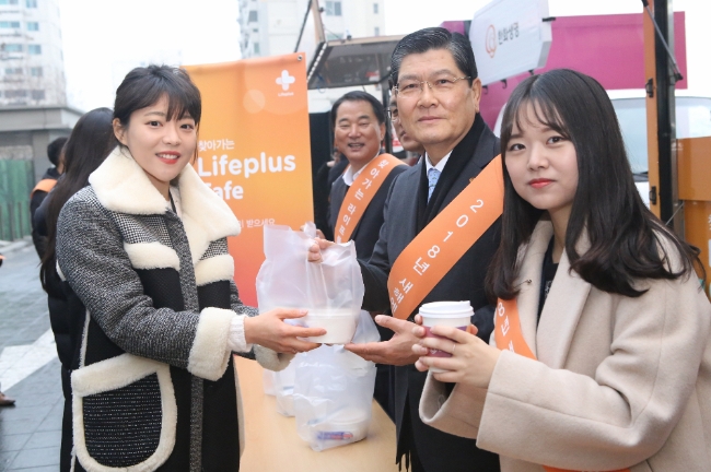 △한화생명 대표이사 차남규 부회장(사진 오른쪽 두번째)이 출근길에 직원들에게 음료를 나눠주고 있다. / 사진=한화생명