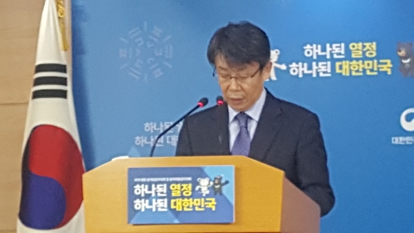 △금융위원회 최훈 금융서비스 국장이 16일 오후 서울 세종로 정부서울청사에서 '유병력자 실손의료보험' 관련 브리핑을 진행하고 있다. / 사진=장호성 기자