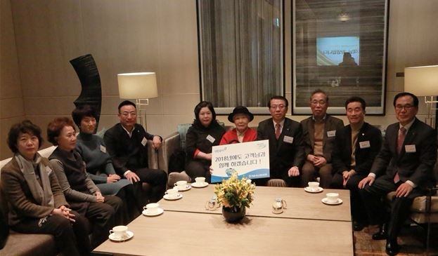 △서기봉 NH농협생명 사장(오른쪽에서 네 번째)이 NH농협생명의 VIP 고객초청 간담회에 참여한 고객들과 기념촬영을 하고 있다. / 사진=NH농협생명