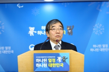 윤석헌 금융행정혁신위원장(서울대 경영대학 객원교수)이 20일 정부서울청사 브리핑실에서 '금융행정혁신위원회 최종권고안'을 발표하고 있다.(2017.12.20) / 사진제공= 금융위원회