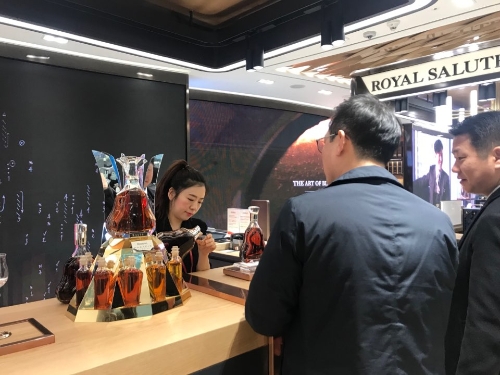 인천국제공항 제2여객터미널(T2) 롯데면세점 주류매장에서 직원이 시음행사를 진행하고 있는 모습. 신미진기자