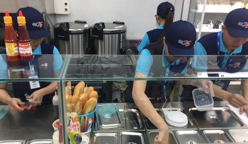 GS25 베트남 1호점 점원들이 신석식품을 제조하는 모습. GS리테일 제공