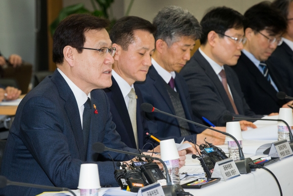 최종구 금융위원장은 18일 서울 중구 신용회복위원회에서 금융권 간담회를 개최해 '취약·연체차주 지원방안'을 발표하고 금융권의 협조를 당부했다. / 사진제공= 금융위원회