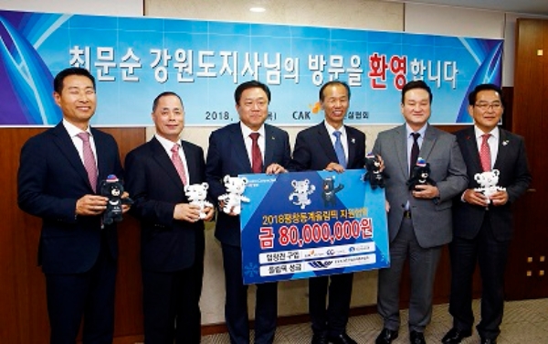 건설업계가 '2018 평창 동계올림픽' 성공을 위해 8000만원 성금을 전달했다. (사진 왼쪽부터)허숭 대한건설협회 서울시회장, 전병국 건설기술교육원장, 유주현 대한건설협회 회장, 최문순 강원도지사, 박승준 건설공제조합 이사장, 오인철 대한건설협회 강원도회장. 사진=대한건설협회.