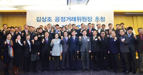 19일 서울쉐라톤팔래스강남호텔에서 한국프랜차이즈산업협회‧한국경제사회연국소‧여의도정책포럼이 공동으로 주최하는 ‘김상조 공정거래위원장 초청 CEO 조찬 간담회’에서 김상조 공정거래위원장(가운데)과 관계자들이 기념촬영을 하고 있다. 한국프랜차이즈산업협회 제공