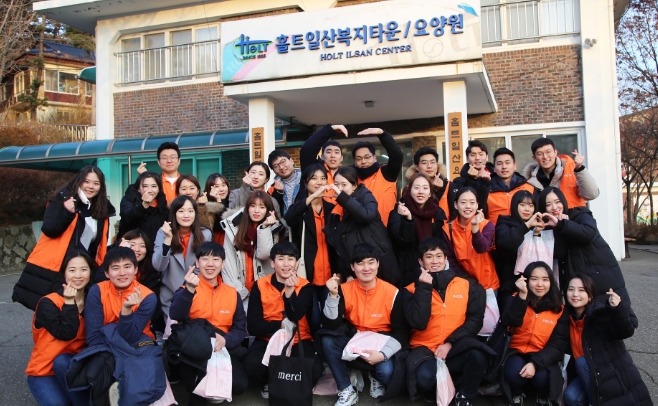 △ING생명의 봉사활동 캠페인에 참여한 신입사원들이 기념촬영을 하고 있다. / 사진=ING생명