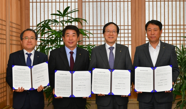 22일 서울 서대문 농협금융 본사에서 열린 농협금융 경영협약식에서 김용환 회장(왼쪽 세 번째)과 집행간부들이 기념촬영을 하고 있다. 사진 왼쪽부터 농협금융지주 허충회 상무, 농협금융지주 이강신 부사장, 농협금융지주 김용환 회장, 농협금융지주 주재승 상무. / 사진제공= 농협금융지주