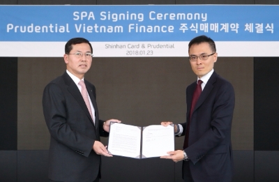 신한카드는 23일 서울 중구 을지로에 위치한 신한카드 본사에서 임영진 신한카드 사장(왼쪽)과 윌슨 궉 PCA(Prudential Corporation Asia) 최고전략책임자가 참석한 가운데 베트남 푸르덴셜소비자금융 인수 계약을 체결했다. / 사진제공= 신한금융지주