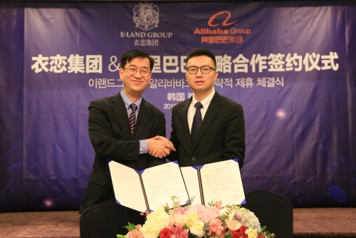 23일 여의도 켄싱턴 호텔에서 이규창 이랜드 이커머스 총괄대표(좌측)와 두홍(杜宏) 티몰 유아동 사업부 대표가 아동 사업 강화를 위한 협약(MOU)을 체결하고 기념사진을 촬영하고 있다. 이랜드 제공